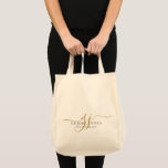 Tote Bag Élégant Script Personnalisé Monogramme Bridesmaid<br><div class="desc">Ce sac fourre-tout élégant et moderne et minimaliste dispose d'un élégant monogramme élégant qui personnalisera le nom des demoiselles d'honneur. Monogramme or et noir.</div>