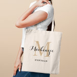 Tote Bag Élégant Tan Black Personnalisé Mariage Nom de la s<br><div class="desc">Le sac fourre-tout de mariage personnalisé élégant est doté d'un design personnalisé de typographie monographique avec nom de script de calligraphie moderne et serif monogramme initial dans des couleurs neutres brun et noir clair. Inclut le texte personnalisé pour un titre de parti nuptial comme "BRIDESMAID" ou d'autres termes préférés.</div>