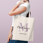 Tote Bag Élégant Violet Personnalisé Mariage Nom de la serv<br><div class="desc">Le sac fourre-tout de mariage personnalisé élégant est doté d'un design personnalisé de typographie monographique avec nom de script de calligraphie moderne et serif monogramme initial en lavande violet et noir couleurs. Inclut le texte personnalisé pour un titre de parti nuptial comme "BRIDESMAID" ou d'autres termes préférés.</div>