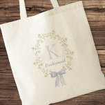 Tote Bag Élégante demoiselle d'honneur florale initiale per<br><div class="desc">Offrez une touche personnalisée à vos demoiselles d'honneur grâce à ce sac fourre-tout élégant, conçu pour associer charme intemporel et modernité. Doté d'une délicate couronne florale et d'une illustration en arc souple, ce fourre-tout est personnalisable avec la première de votre servante d'accueil, ce qui en fait un cadeau unique et...</div>