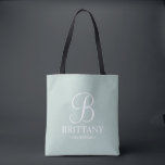 Tote Bag Élégante demoiselle d'honneur personnalisée en noi<br><div class="desc">Elegant Black and White Personnalisé Bridesmaid Cadeaux avec monogramme personnalisé en blanc élégant style de police script avec le nom et le titre de bridesmaid dans le style de police serif classique sur arrière - plan vert sage. Aussi parfait pour Maid of Honor, Flower Girl, Mother of the Bride et...</div>