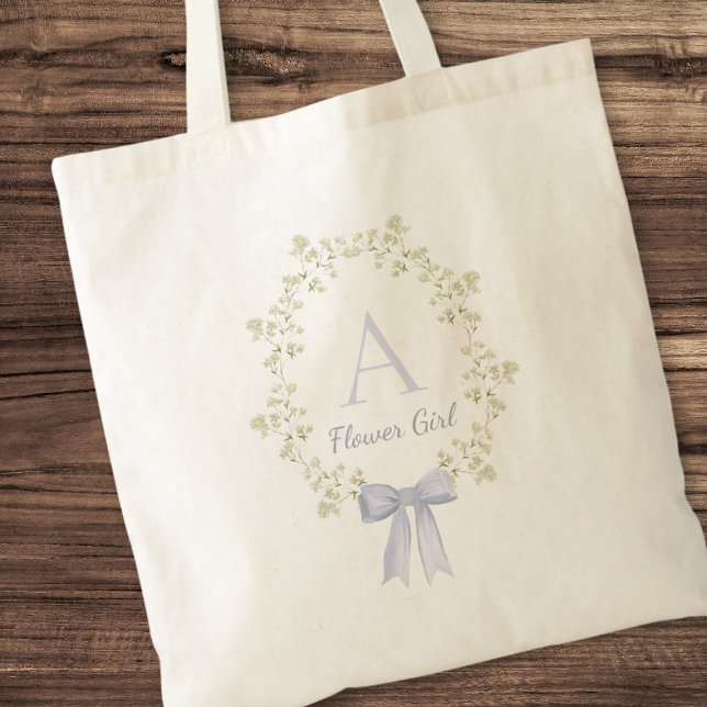 Tote Bag Élégante Personnalisée Initiale Cute Flower Bow (Cute flower girl tote bag with her initial and a dusty blue bow)