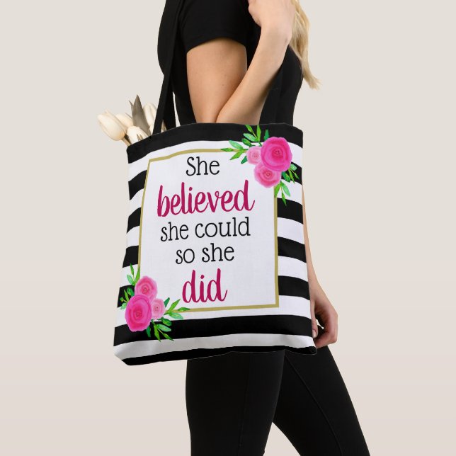Tote Bag Elle Croyait Qu'Elle Pouvait Motiver Les Grèves Fl (De près)