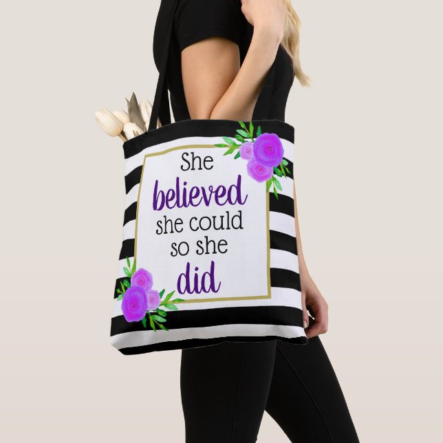 Tote Bag Elle Croyait Qu'Elle Pouvait Motiver Les Grèves Fl (De près)