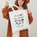 Tote Bag Elle n'est pas sur le marché Tiré à la main<br><div class="desc">La suite "She's Off the Market Bold & Whimsical Hand Drawn" est une collection moderne et ludique qui présente une esthétique particulière dessinée à la main. Dotée d'illustrations audacieuses en noir et blanc de fromage, de fleurs et de raisins, cette collection dégage charme et humour tout en gardant un air...</div>