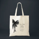 Tote Bag Elle Noue Le Nœud Noir Fête de Mariage<br><div class="desc">Célébrez la future mariée avec ce sac fourre-tout de douche de mariage noir "She's Tying The Knot", conçu avec un nœud noir chic inspiré de la coquetterie et une typographie moderne élégante. Parfait pour les douches de mariage, les célébrations de l'enterrement de vie de jeune fille et les événements de...</div>