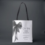 Tote Bag Elle Noue Le Nœud Noir Fête de Mariage<br><div class="desc">Célébrez la future mariée avec ce sac fourre-tout de douche de mariage noir "She's Tying The Knot", conçu avec un élégant nœud noir inspiré des coquettes et une typographie moderne élégante. Parfait pour les douches de mariage, les célébrations de l'enterrement de vie de jeune fille et les événements de mariage,...</div>