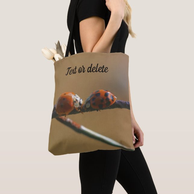Tote Bag Embrasser Ladybugs Sur Une Clôture De Fil Personna (De près)