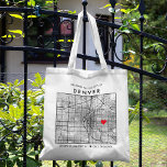Tote Bag Emplacement de l'amour de Denver | Accueil du Mari<br><div class="desc">Un sac fourre-tout amusant pour un mariage ou toute autre occasion se déroulant dans la belle ville de Denver, Colorado. Cette fourre-tout dispose d'une carte du centre-ville à l'intérieur d'un coffret encadré en noir. Au sommet se trouve un accueil de bienvenue et le nom de la ville. Sur le côté...</div>