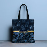 Tote Bag Empreinte de léopard bleu Shimmer Nom floral tropi<br><div class="desc">L'Empreinte de léopard bleu Shimmer Tropical Floral Name Sac fourre-tout présente un élégant empreinte de léopard bleu et noir shimmer ainsi qu'un motif floral tropical avec votre nom personnalisé au centre sur une bande d'or. Personnalisez en modifiant le texte dans les zones de texte. Conçu pour vous par ©Evco Studio...</div>