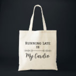 Tote Bag En retard, c'est mon Cardio<br><div class="desc">Faites-vous plaisir avec le design "Running Late is My Cardio" ! Parfait pour ceux qui semblent toujours pressés,  ce T-shirt plein d'humour fait une déclaration amusante. Un grand cadeau pour tous ceux qui ont un mode de vie chargé,  ou ceux qui aiment rire d'être en retard à la mode!</div>