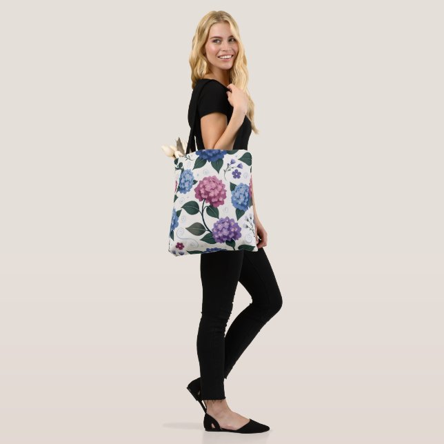 Tote Bag Enchanting Hydrangea Garden | Dreamy Floral (Sur le modèle)