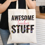 Tote Bag Enseigner Stuff Fleur sauvage gras Lettres<br><div class="desc">Le Sac fourre-tout de l'enseignant écrit avec "des trucs géniaux pour enseignants" et décoré de fleurs sauvages colorés. Le design est imprimé sur les deux côtés avec un joli motif d'aquarelle de fleurs sauvages de prairie remplissant la typographie audacieuse. Parcourez ma collection de cadeaux d'enseignant pour plus de cadeaux d'enseignant....</div>