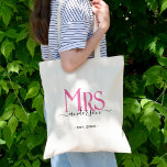Tote Bag Épouse Madame Mariée Mariage Enterrement de Vie de<br><div class="desc">Célébrez votre saint mariage avec ce joli sac fourre-tout pour épouses. Personnalisez-le en ajoutant votre nom de famille et la date de votre anniversaire de mariage.  Élégante police rose et noire.  Idéal pour une fête de mariage ou un dîner d'anniversaire / d'anniversaire de mariage pour une épouse.</div>