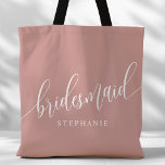 Tote Bag Épouse rose Rose Dusté Épouse de lumière Script mo<br><div class="desc">Faites part de votre appréciation à votre fête de mariée avec ce sac fourre-tout de femme de chambre rose rose élégant et poussiéreux. Doté d'un script moderne et personnalisable avec le nom de votre femme de chambre, ce sac fourre-tout est à la fois pratique et élégant. La couleur douce et...</div>