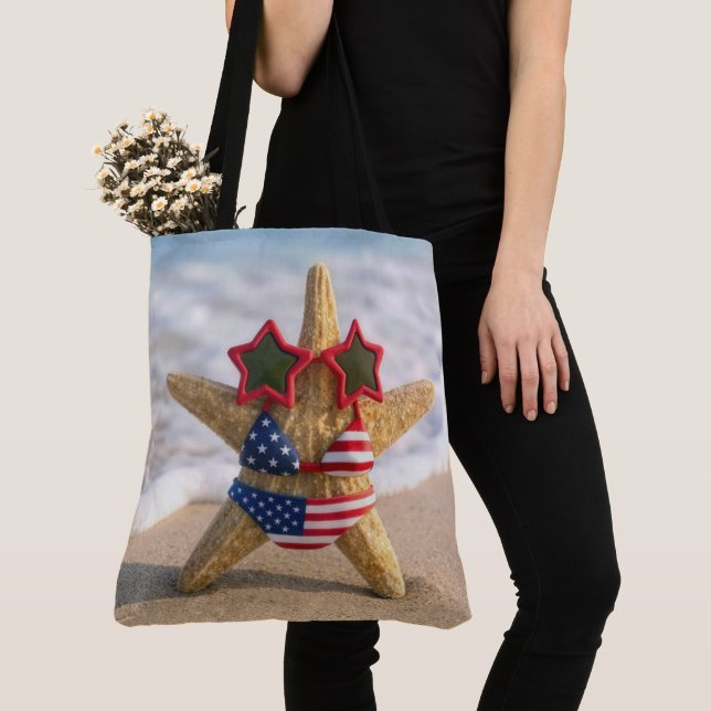 Tote Bag Étoile de mer portant un bikini à drapeau et des l (De près)