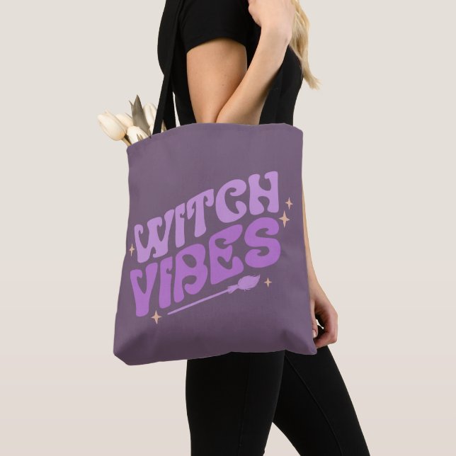 Tote Bag Étoiles de l'ambiance sorcière Balai violet Hallow (De près)
