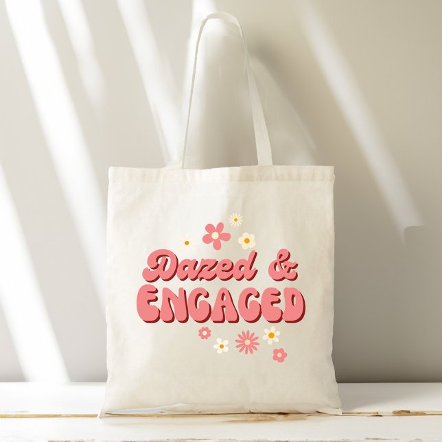 Tote Bag Étourdi et fiancé, groovy rétro daisy enterrement  (Dazed and engaged groovy retro daisy bachelorette party tote bag bachelorette favors bridesmaid gift)