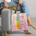 Tote Bag Être une typographie de l'aquarelle de l'ananas<br><div class="desc">Soyez un Sac fourre-tout d'ananas - Présentant notre Sac fourre-tout d'art de la typographie de l'aquarelle.L'arrière - plan est une base de couleur d'eau dans les tons jaune et rose. L'illustration d'un ananas présente la citation : "Sois un ananas, reste grand, porte une couronne et sois doux à l'intérieur". Une...</div>