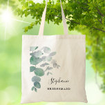Tote Bag Eucalyptus Bridesmaid<br><div class="desc">Cet élégant Sac fourre-tout Bridesmaid est décoré de feuilles d'eucalyptus aquarelle dans des tons doux de vert. Facile à personnaliser. Pour modifier davantage, utilisez l'outil de conception pour modifier la police, la taille de police ou la couleur. Parce que nous créons notre oeuvre, vous ne trouverez pas cette image exacte...</div>