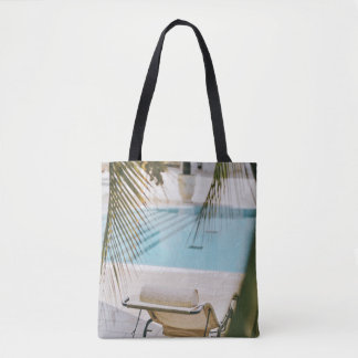 Tote Bag Fauteuil Brown et noir à côté de la piscine en t