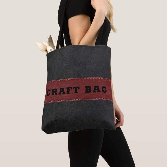 Tote Bag Faux de cuir noir et rouge profond, effet cousu (De près)