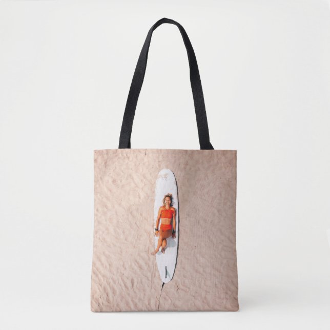 Tote Bag Femme allongée sur la planche de surf (Devant)
