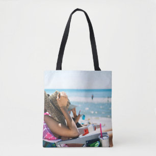 Tote Bag Femme allongée sur une chaise longue qui couvre so