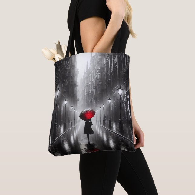 Tote Bag Femme Dans La Pluie Avec Parapluie Rouge (De près)