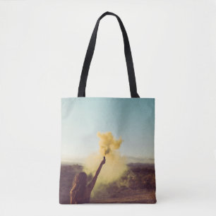 Tote Bag Femme debout dans le désert tenant la flamme