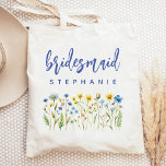Tote Bag Femme d'honneur de script bleu Fleur sauvage perso<br><div class="desc">Ce sac fourre-tout sobre et élégant présente une bordure de fleurs sauvages dans les tons jaune et bleu avec des tiges vertes. Le mot "bridesmaid" apparaît dans un script d'écriture manuscrite bleu. Personnalisez-le avec son nom dans la police sans serif. Fait un cadeau parfait de femme de ménage!</div>