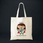 Tote Bag Femme Docteur Happy Doctor Day Personnaliser<br><div class="desc">Un mignon médecin de style kawaii habillé en gommes,  un manteau de laboratoire blanc et un stéthescope avec une cape de super héros rouge ! Le texte dit,  "Les médecins sont de super héros",  mais peut être changé et customisé pour répondre à vos besoins!</div>