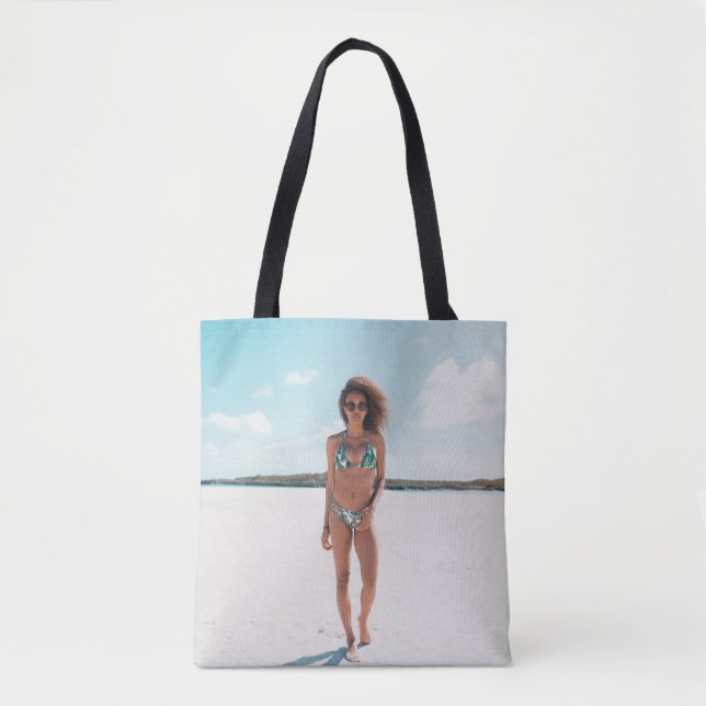 Tote Bag Femme en bikini debout sur le sable (Devant)