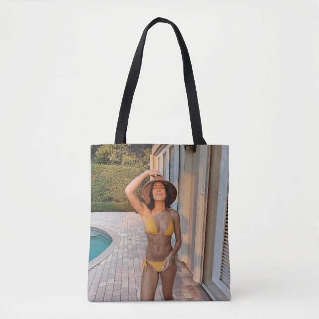 Tote Bag Femme en bikini jaune debout sur le flo de brique  (Devant)