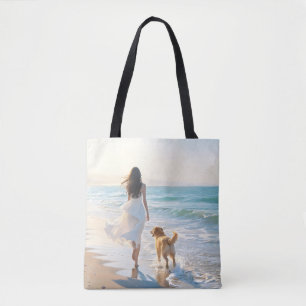 Tote Bag Femme et chien se promenant sur la plage au couche