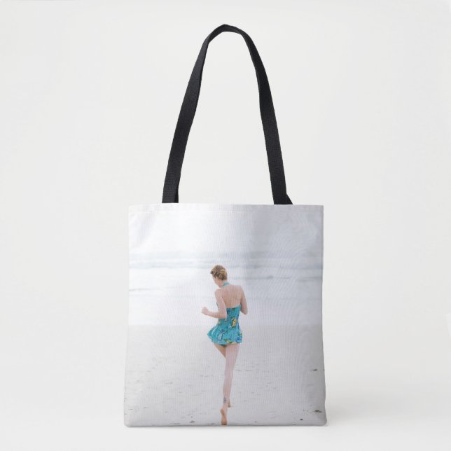 Tote Bag Femme marchant sur le rivage près de la plage (Devant)