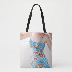 Tote Bag Femme vêtue de rompers à fleurs bleues et de cas