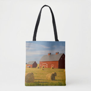 Tote Bag Fermes   Barres rouges près de balles de foin