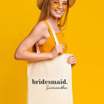 Tote Bag Fête des mariées moderne personnalisée Bridesmaid<br><div class="desc">Découvrez ces sacs fourre-tout parfaits pour votre fête de mariée, les invités de bachelorette, les faveurs d'anniversaire ou de mariage invité. Un sac fourre-tout personnalisé moderne et élégant est chic et sophistiqué pour compléter votre mariage ou toute occasion spéciale. Ils peuvent être personnalisés avec votre nom et votre rôle dans...</div>