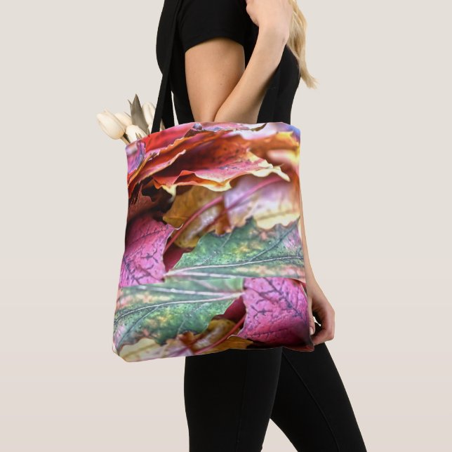 Tote Bag Feuilles d'automne sur l'épaule (De près)