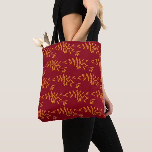 Tote Bag Feuilles de branches de silhouette orange sur roug (De près)