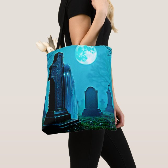 Tote Bag Figure Ghoost dans un modèle de cimetière (De près)
