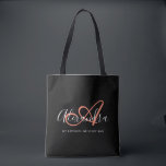 Tote Bag Fille Coral rose Élégant Nom de script Monogramme<br><div class="desc">Personnalisez votre beau Sac fourre-tout d'épicerie noir monogrammé tendance! Le texte ci-dessous peut être personnalisé à votre phrase préférée ou même votre nom complet ; vous pouvez également le supprimer si vous le souhaitez. Si vous avez besoin d'aide, veuillez nous le faire savoir à belytaliarecipes@gmail.com, et nous serons heureux de...</div>