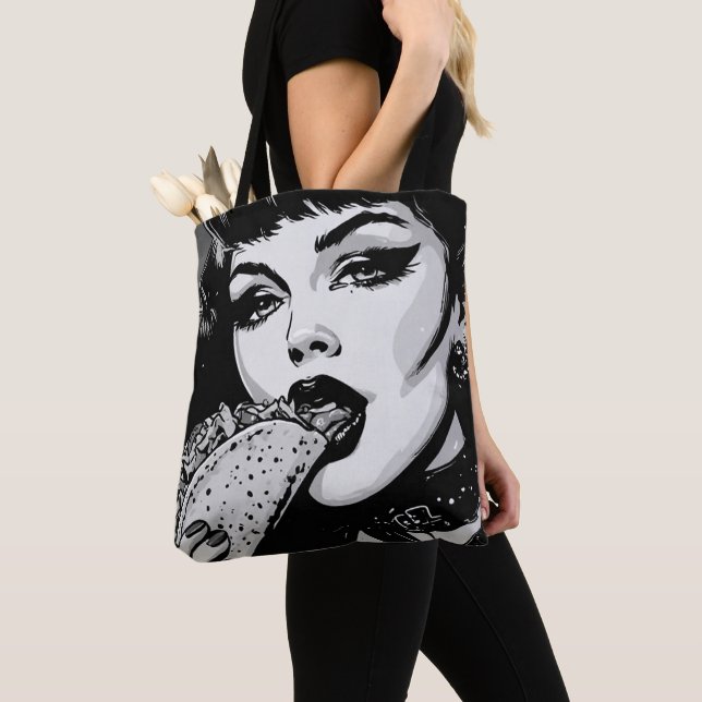 Tote Bag Fille gothique de style graphique BW 50s mangeant  (De près)
