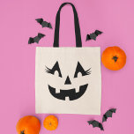 Tote Bag Fille Jack-o'-lantern Citrouille Face Halloween<br><div class="desc">Célébrez l'Halloween avec style avec ce sac fourre-tout à visage citrouille girly. Ce design Jack-o'-lantern amusant a un sourire aux dents brillantes et de fabuleux cils!</div>