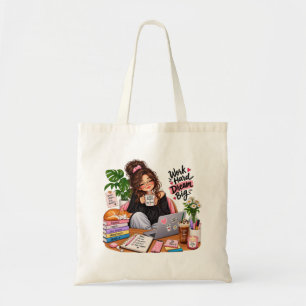 Tote Bag Fille studieuse au café cosy – Travaillez dur, rêv
