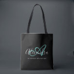 Tote Bag Fille Turquoise Vert Chic Noir Nom de script Monog<br><div class="desc">Personnalisez votre beau Sac fourre-tout d'épicerie noir monogrammé tendance! Le texte ci-dessous peut être personnalisé à votre phrase préférée ou même votre nom complet ; vous pouvez également le supprimer si vous le souhaitez. Si vous avez besoin d'aide, veuillez nous le faire savoir à belytaliarecipes@gmail.com, et nous serons heureux de...</div>