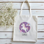 Tote Bag Filles mignonne violet licorne Arc en ciel et nom<br><div class="desc">Ce sac fourre-tout pour enfants à thème unicorne mignon et adorable présente un dessin animé de licorne,  planète,  étoiles,  couronne,  arc-en-ciel et coeur,  et peut être personnalisé avec votre nom de filles. Le cadeau parfait violet magique pour votre licorne ou princesse enfant ou tout petit.</div>
