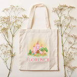 Tote Bag Filles Whimsical Rose Princess Castle Enfants<br><div class="desc">Ce sac fourre-tout mignon et capricieux pour filles présente un château enchanté rose,  avec un prince et une princesse,  et un espace pour ajouter un nom dans la typographie élégante. Le design féerique parfait pour tout enfant ou adulte aimant l'imaginaire!</div>