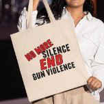 Tote Bag Finie le silence La violence des armes à feu La ré<br><div class="desc">No More Silence End Gun Violence sac fourre-tout de réforme politique en noir et rouge. Soutenez le contrôle des armes à feu et protestez contre les fusils d'assaut. Interdire les armes automatiques. Un contrôle plus strict des armes à feu et une réglementation plus stricte. Montrez à vos voisins que vous...</div>